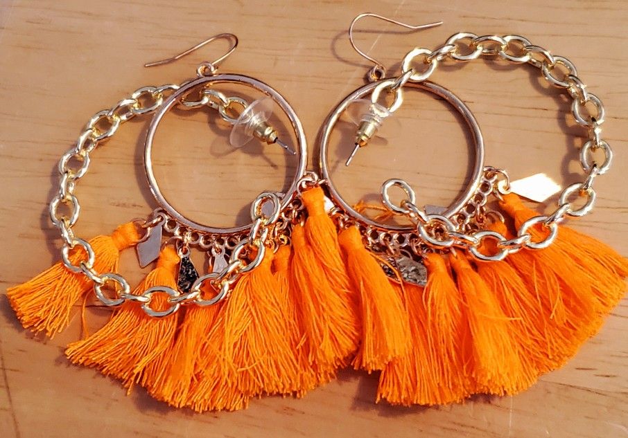 2 Pairs Fashion Earrings.