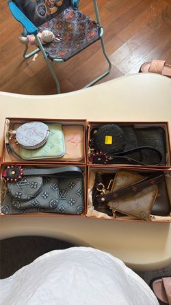 Wristlets/ keychains/ wallets/ coin purse
