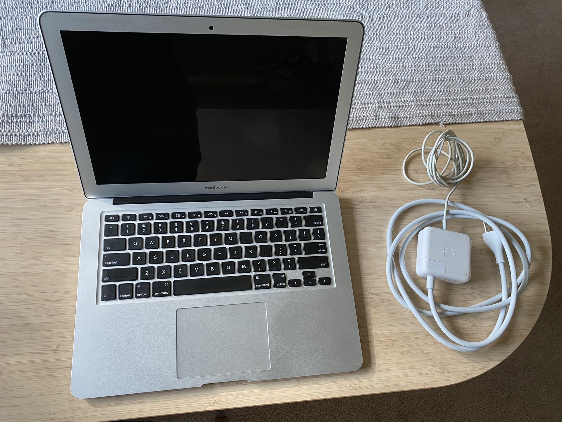 Apple MacBook Air 13.3-Inch Laptop, GREAT CONDITION 4GB Ram - 1600 MHz DDR3 - 1.4 GHz Intel i5 Dual Core - Intel HD Graphics 5000 1536 MB