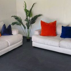 FREE DELIVERY!!!!
Ashley Furniture: Stunning Creamy 2 Piece Couch Set!!!