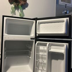 Frigidaire dMini Fridge with Freezer