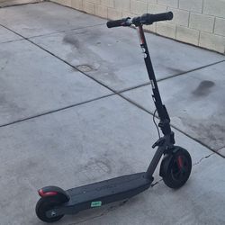 Razor Raven Electric Kick Scooter with 170W High-Torque Hub Motor