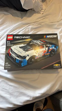 LEGO Technic NASCAR Next Gen Chevrolet Camaro (42153) – 672 Pieces