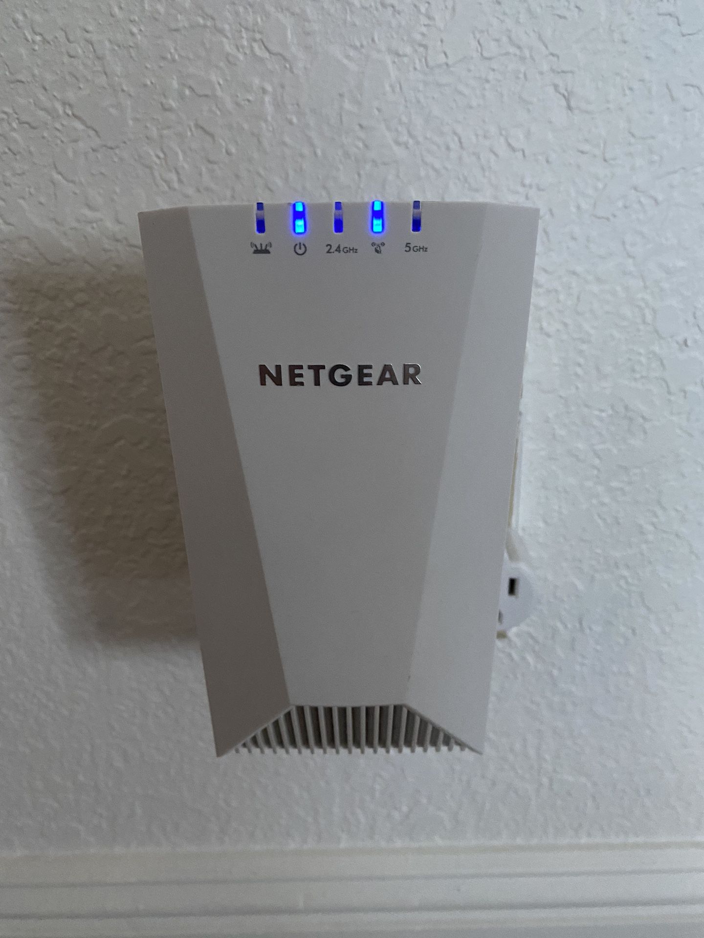 NETGEAR WiFi Mesh Range Extender EX7500 Coverage up to 2300 sq.ft