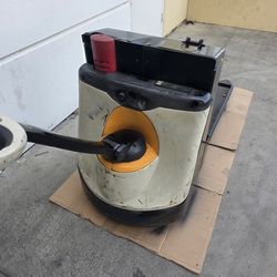 CROWN ELETRIC PALLET JACK