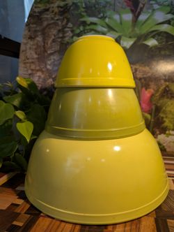 Vintage Pyrex Yellows and Green Mixing Bowls 404, 402, 401
