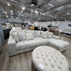 Beige fabric sectional with accent pillows