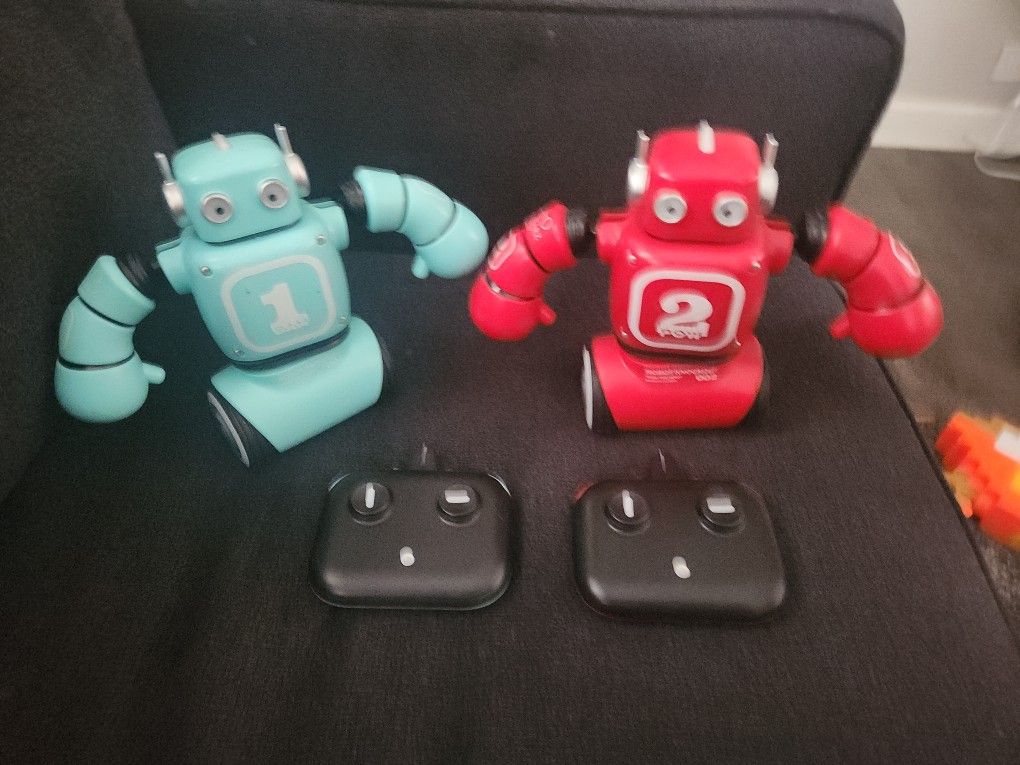 FAO Schwarz Robot Knockout Remote Control Boxing Set