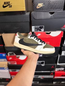 Jordan 1 Low Travis Scott Medium Olive size 10 VNDS