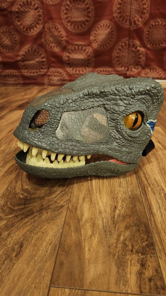 Jurassic World Chomp N' Roar Velociraptor Mask