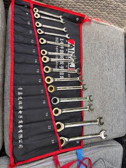 Ratcheting wrench set