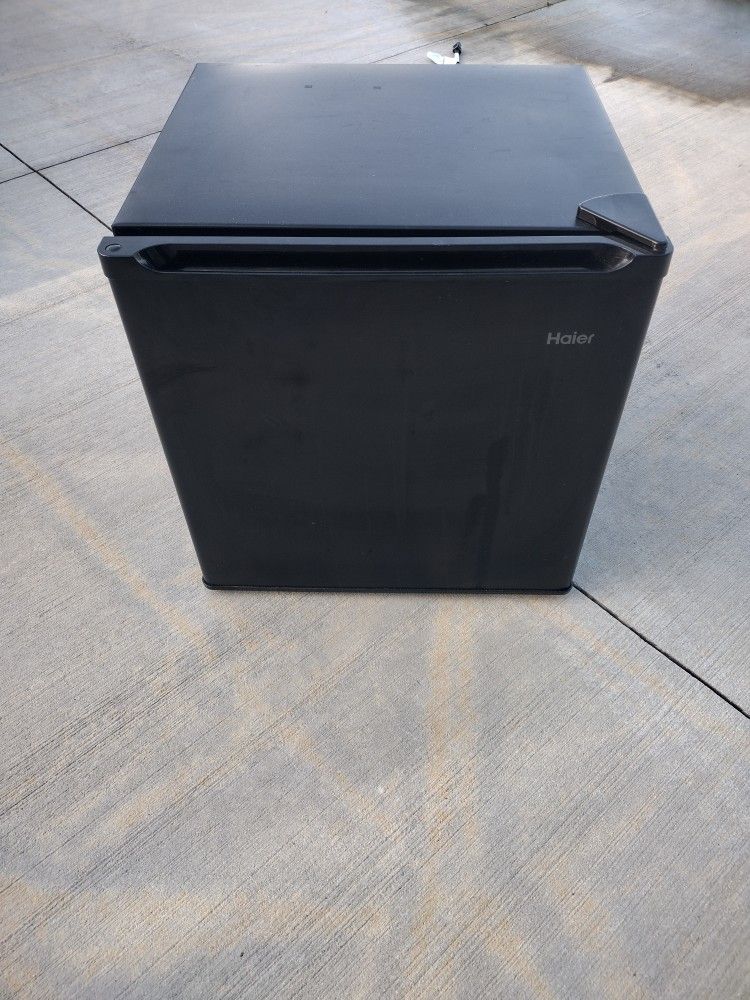 Haier 1.7 Cuft Fridge With Freezer Section