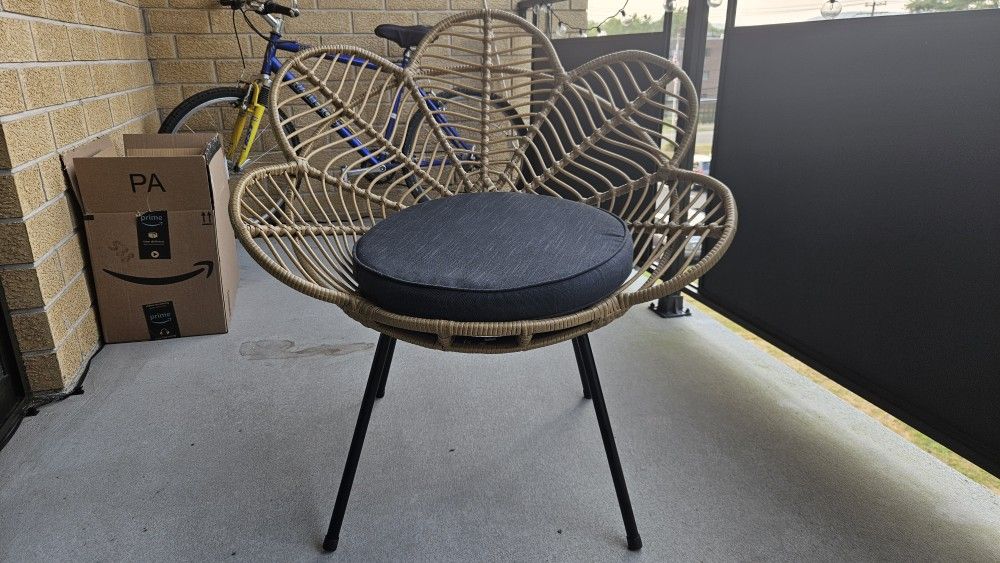 Stylish Wicker Patio Chair – Like New!