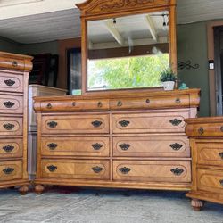 Gorgeous Thomasville Pino Soid Wood Dresser Set 