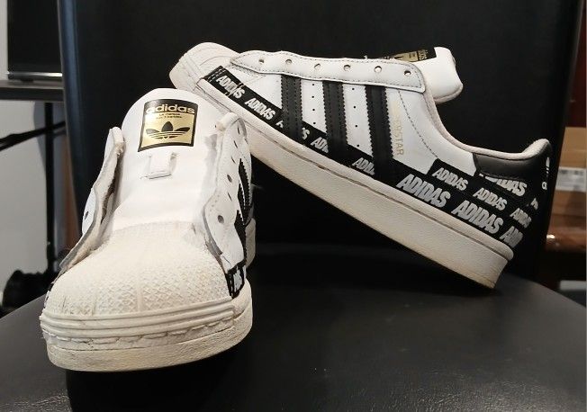 Adidas Superstar J.  White/Black Shell Toe. Boys Size 4. No Laces. Pre-Loved.