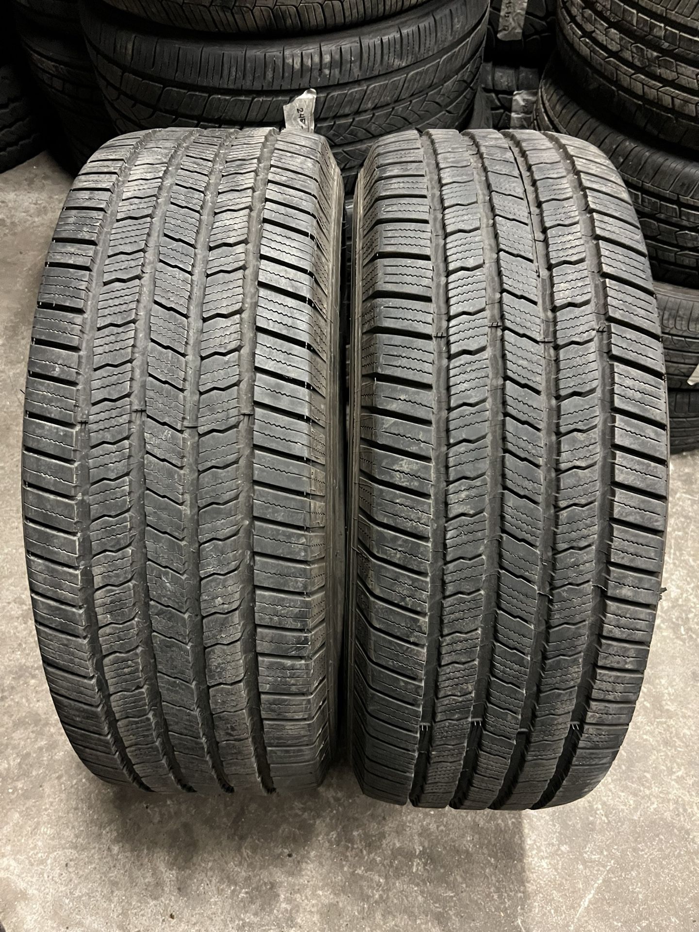 2) TIRES 275/55/20” MICHELIN defender , Like New