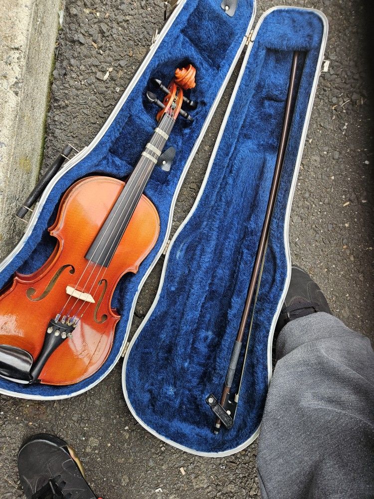 Suzuki Violin 3/4 With Case