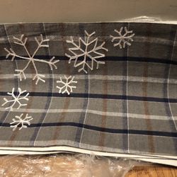 7 Attractive Snow Flake Cloth Placemats By St. Nicholas Square