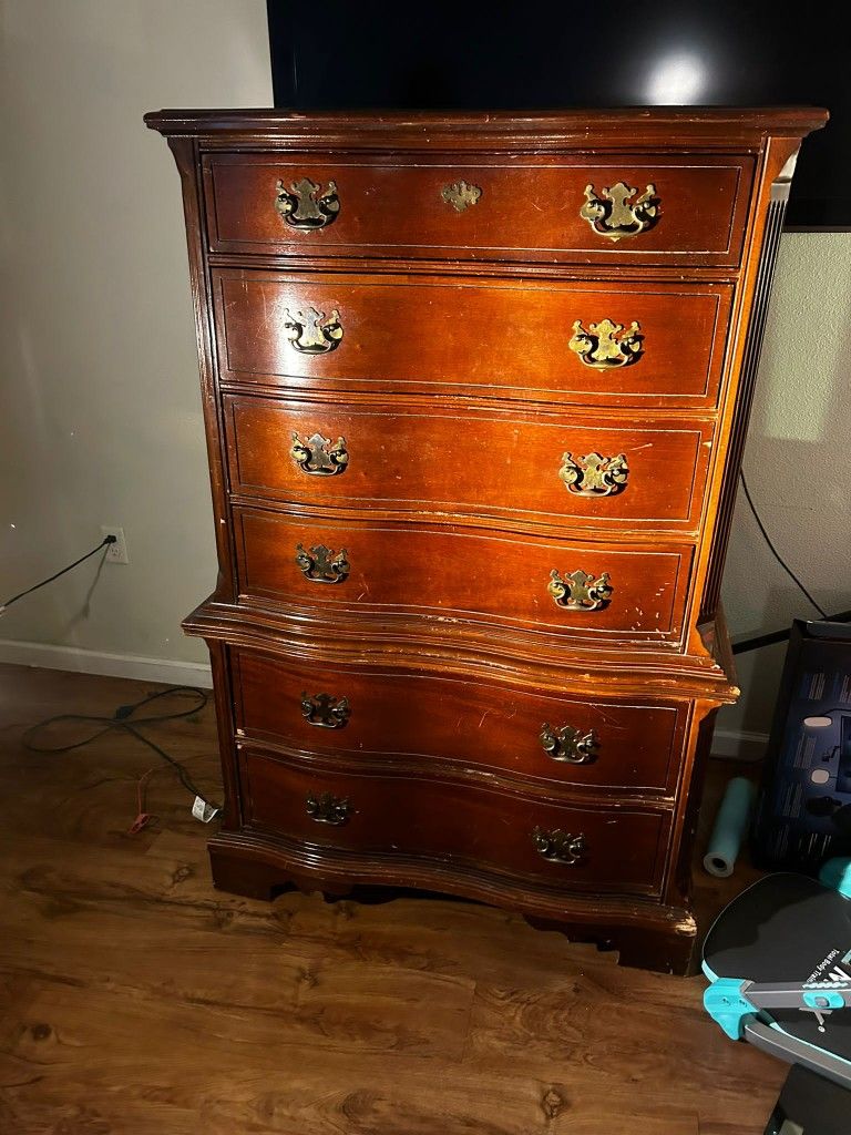 Real Mahagony Wood Antique/Vintage Chest Of Drawers