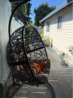 Outdoor hanging chair