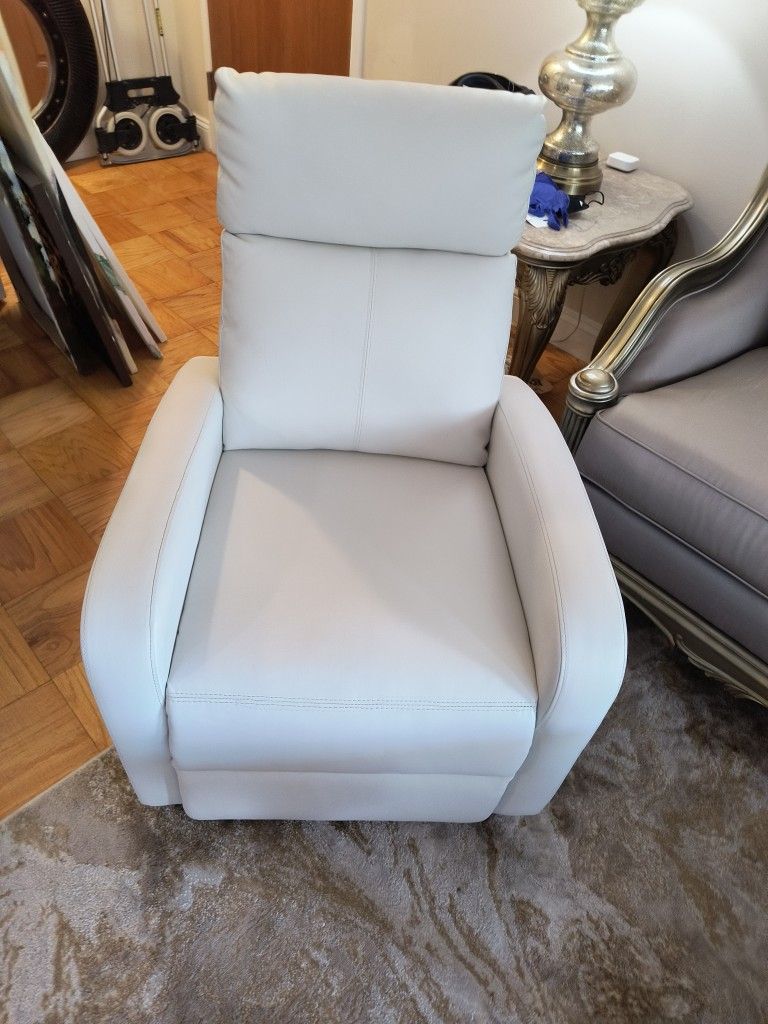Huge Moving Sale ππππ₯π₯π₯ Beautiful White Recliner For Sale!!! I Paid $250 Selling For $100