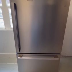 New Open Box 31W Hisense Bottom Freezer Fridge 