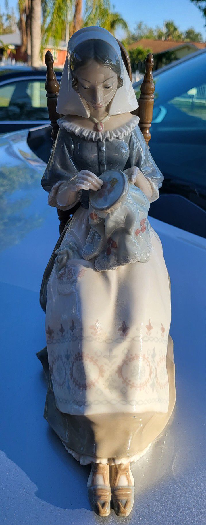 Lladro Figurine "Lady Sit On Chair Sewing" OR BEST OFFER