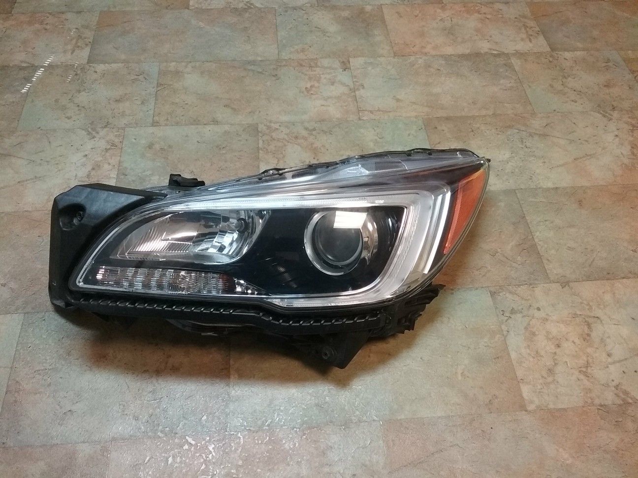 2016 SUBARU LEGACY DRIVER SIDE HEADLIGHT WITH ALL BULB AND WIRE HARNESS BROKEN MOUNT
