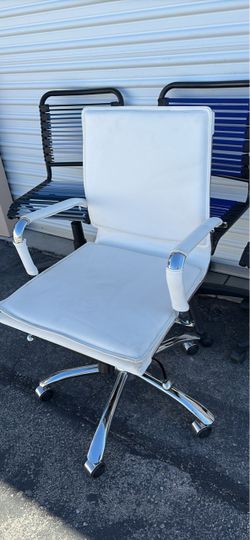 Like new office chair ( can deliver for $10 )