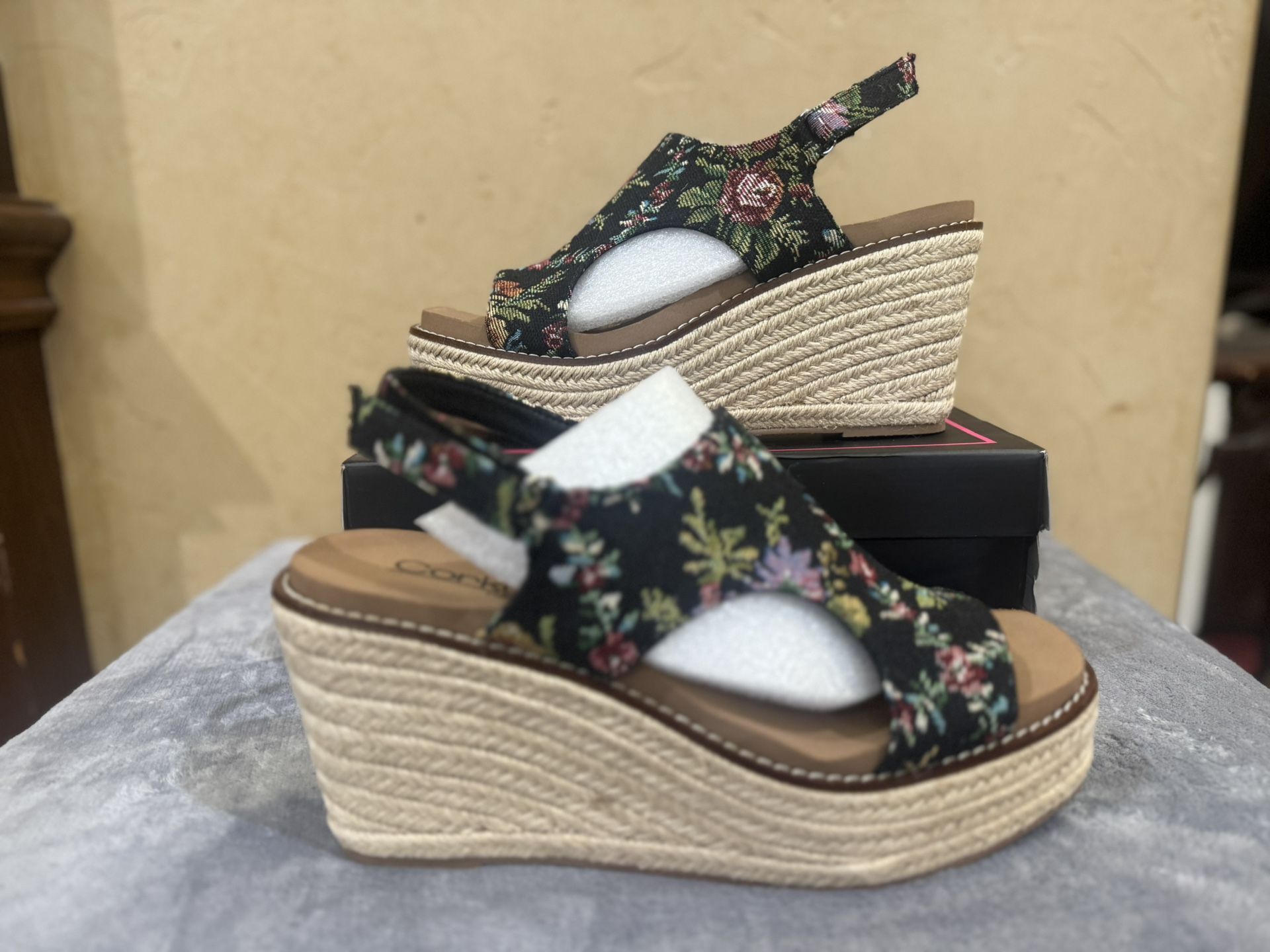 Corkys Carley Wedge Black Brocade Floral Size 9