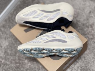 YEEZY 700 V3 AZAEL SIZE 10.5