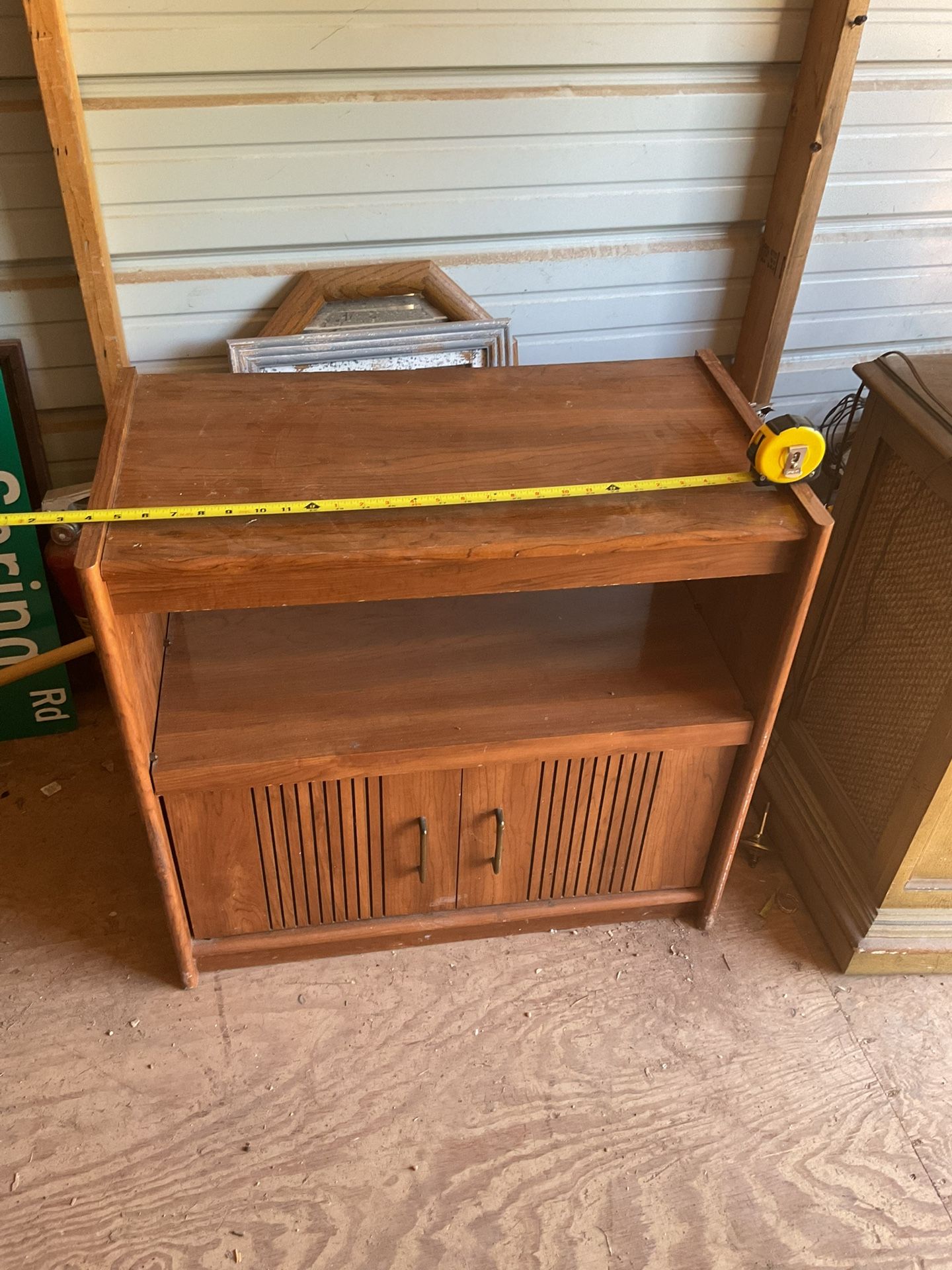 Nice cabinet it’s 27 inches tall 28 nches wide and 17 inches deep