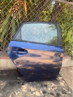 REAR RIGHT PASSENGER SIDE DOOR 2015 TOYOTA PRIUS 3ER GENERATION (DARK BLUE COLOR) SMALL DENT.
