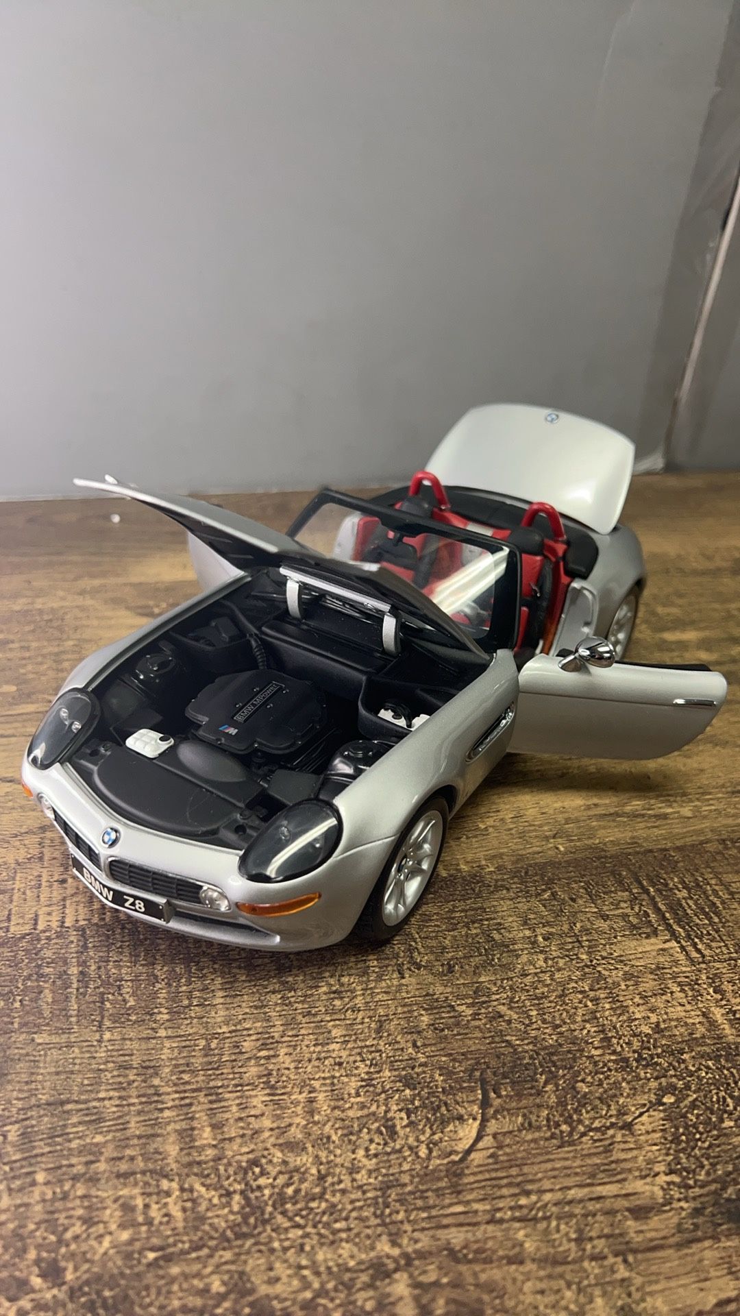 BMW Z8 ラジコンカー シルバー 1/18 BMW Z8 Convertible (Silver) Diecast Car Model - LIVECARMODEL.com