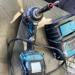 Vendo Drill Impacto Con Su Cargador Y Dos Baterías 