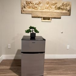 Galanz Mini Fridge Asking $190 Obo Thanks 