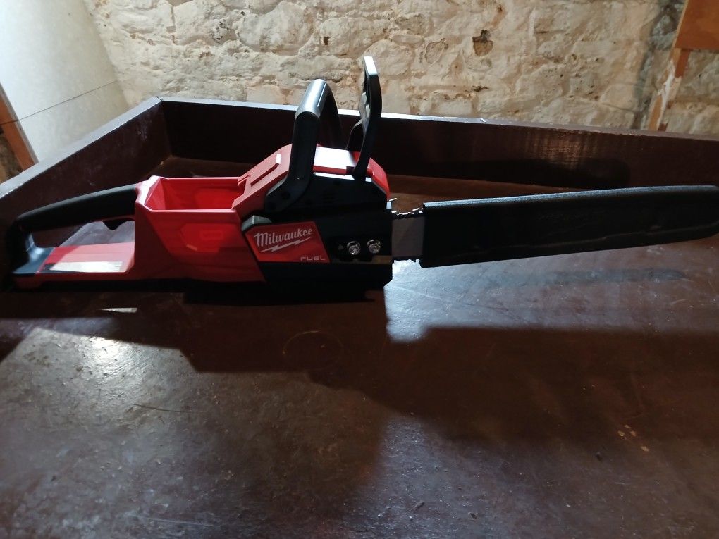 Milwaukee Fuel M18 '16 Chainsaw