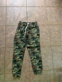 Jogger camo sweatpants size small.   (H)