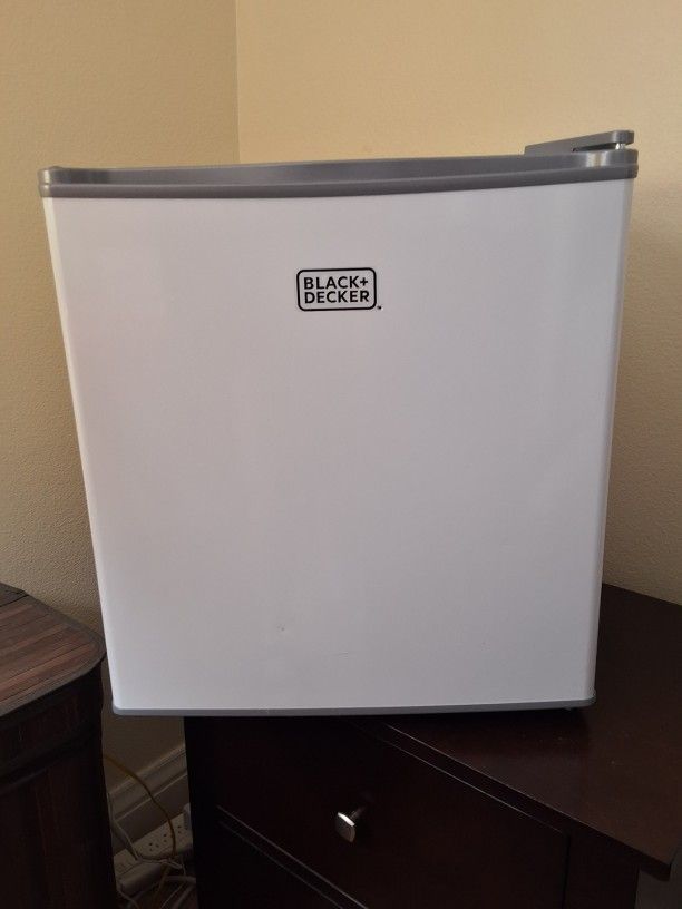 BLACK+DECKER 1.7-cu ft Mini Fridge with Freezer ( White ) Garage Ready