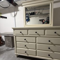 Dresser with mirrow 9 drawers