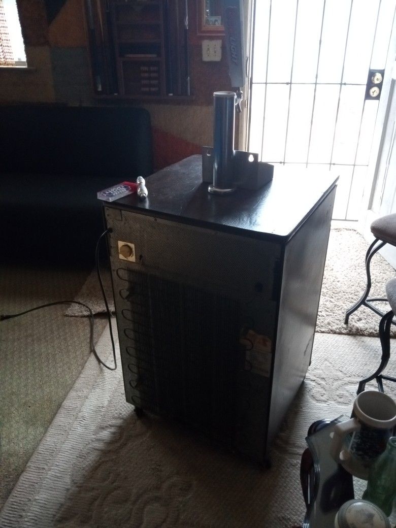Kenmore Kegerator. Up To 15gal. Keg. for Sale in Moreno Valley, CA