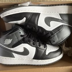 Jordan 1 Mid - 5.5Y