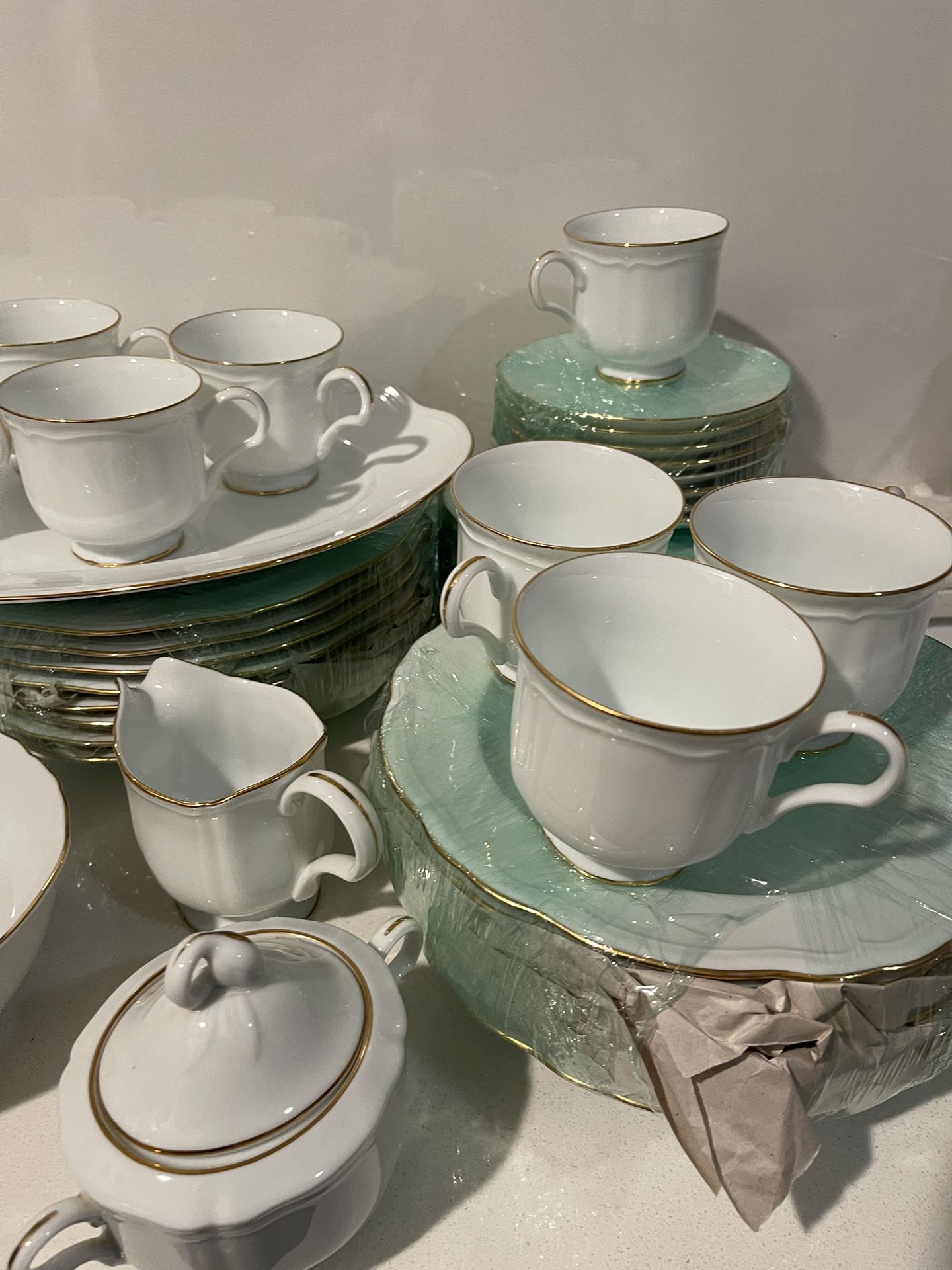 MIKASA Gold Ceramic 8 Pieces Each Dinner Set +