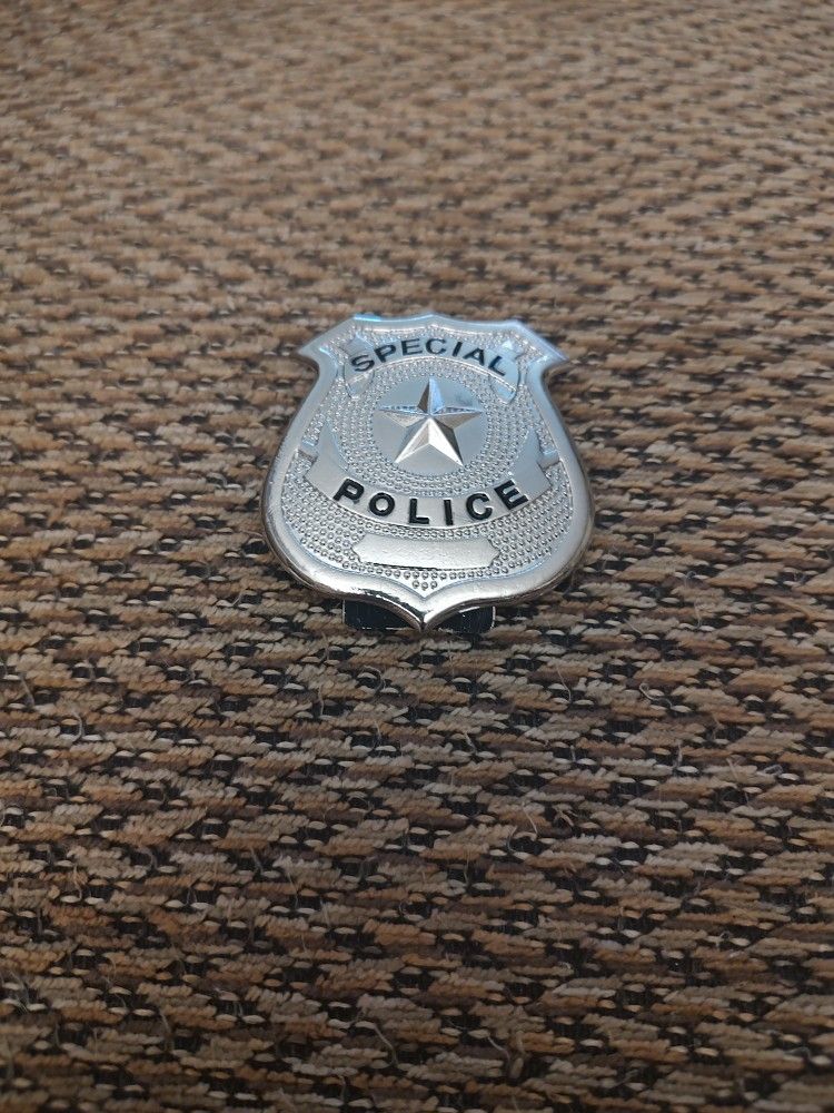 NOVELTY METAL BADGE. GREAT FOR KIDS. NEW. PICKUP ONLY
