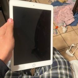 IPad 6th gen i think (doesn’t work!