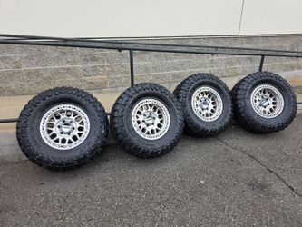 17" KM235 beadlocks w/ 35" Toyo MT tires real beadlocks