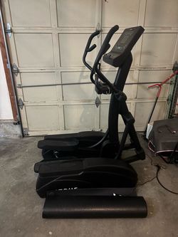 TRUE M50 Commercial Elliptical – Mint Condition – Less Than 1 Year Old