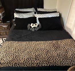 Queen Tempur-Pedic Mattress & Complete Bed Set – Everything Included