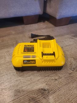 DEWALT
20V MAX / 60V MAX FLEXVOLT Lithium-Ion Fan Cooled Fast Battery Charger dcb118