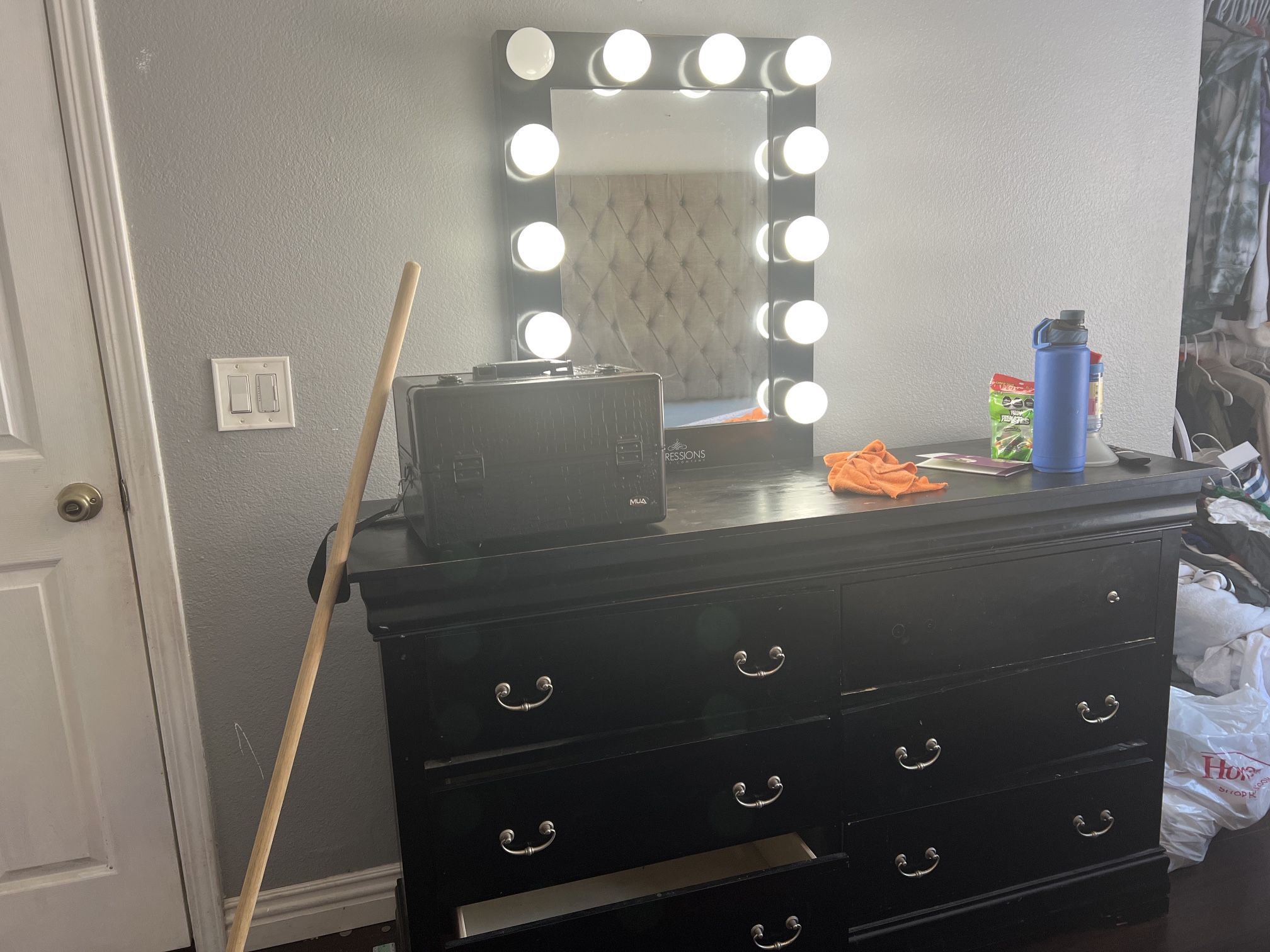 Dresser With Vanity Lights I Pay 150 Just For The Vanity Is Impressions